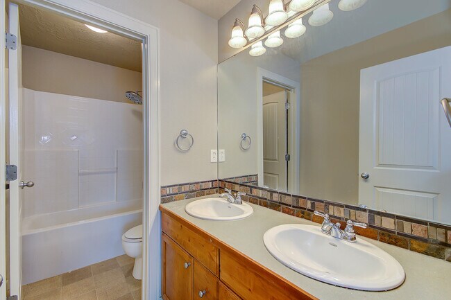 Building Photo - Beautiful Home In Hidden Springs