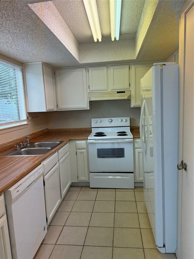 Building Photo - 9011 Sedgemoor Trail