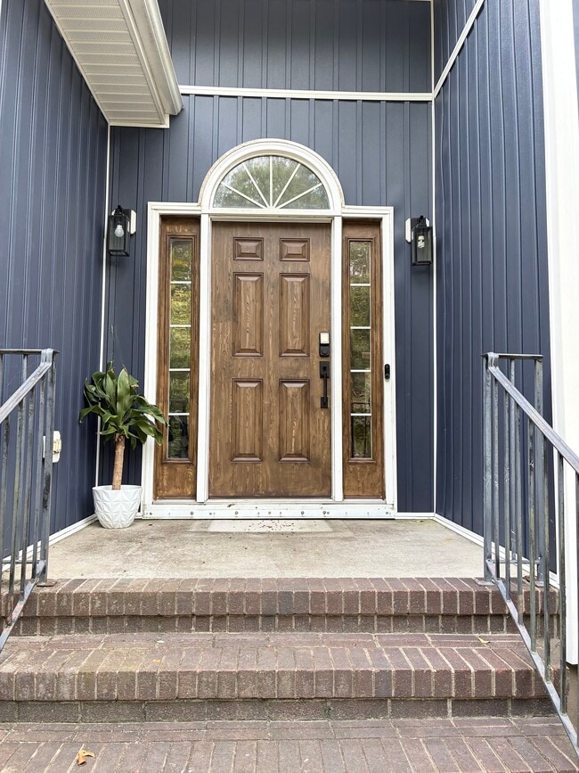 Building Photo - 427 Lakeview Dr