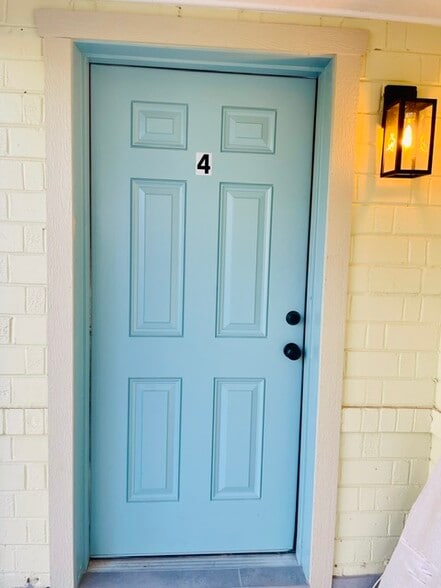 Front Entry - 1501 W Lynwood St