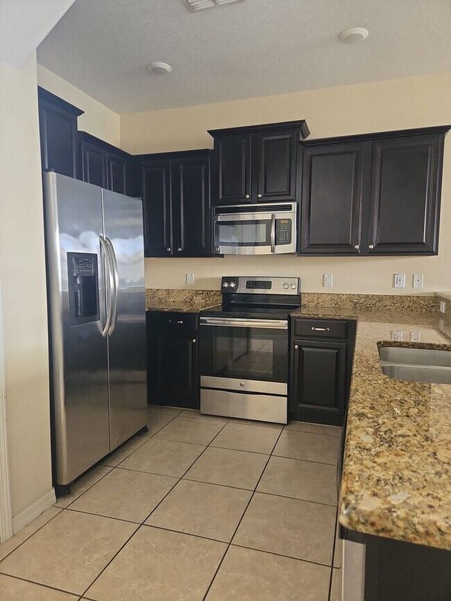 Building Photo - Amazing 4 Bedroom + Office/Bonus Room, 2 1...