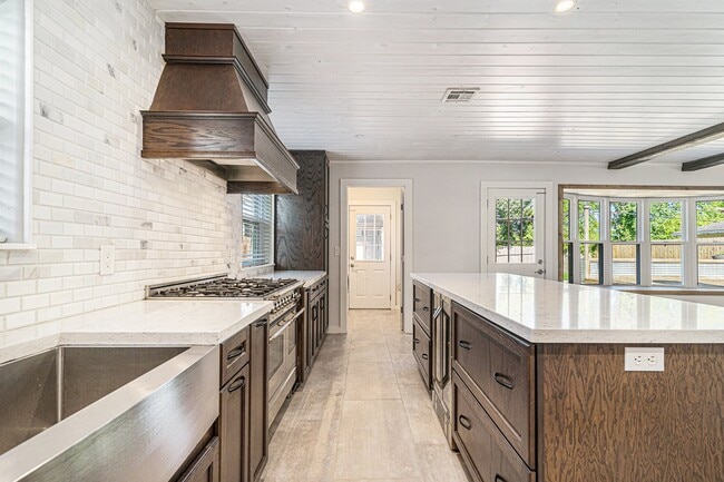 Building Photo - 1602 Loch Lake Dr