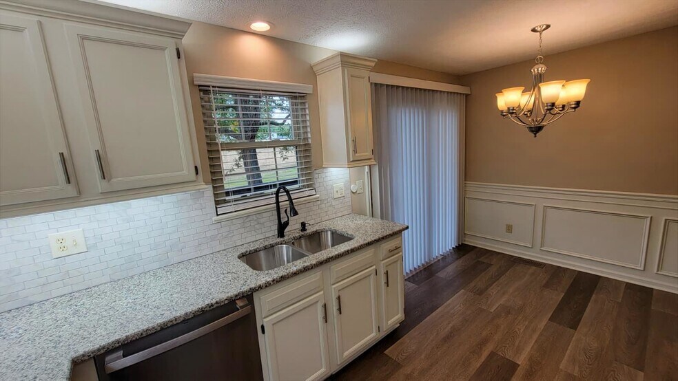 Building Photo - 6525 Blossomwood Cir NE