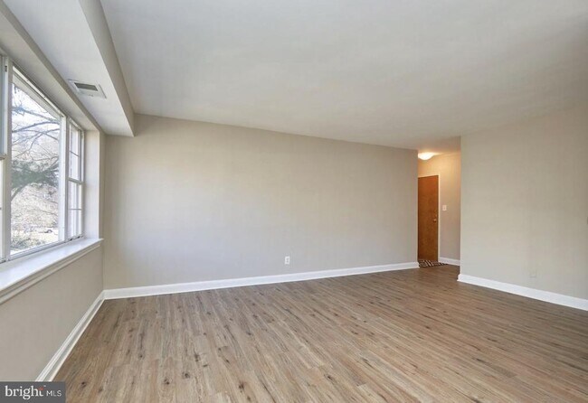 Building Photo - 1322 Fort Myer Dr