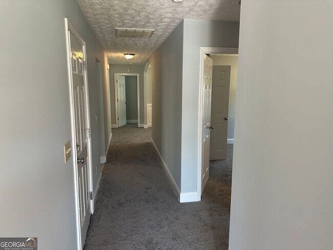 Building Photo - 561 Highland Pointe Dr