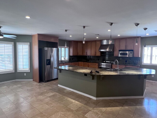 Building Photo - 5-bedroom split level home with GRASS/PRIVATE POOL