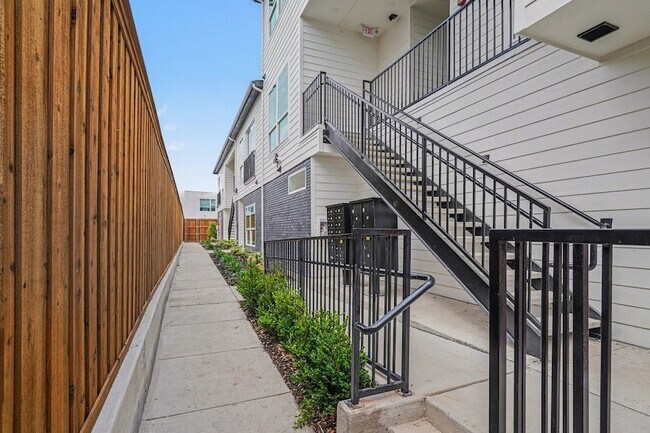 Building Photo - 2217 N Fitzhugh Ave