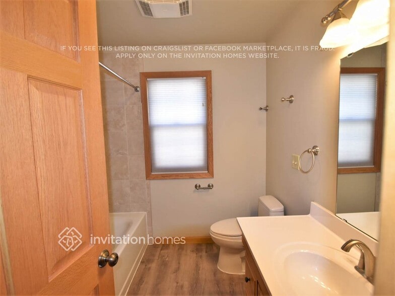 Building Photo - 403 Cretin Ave S