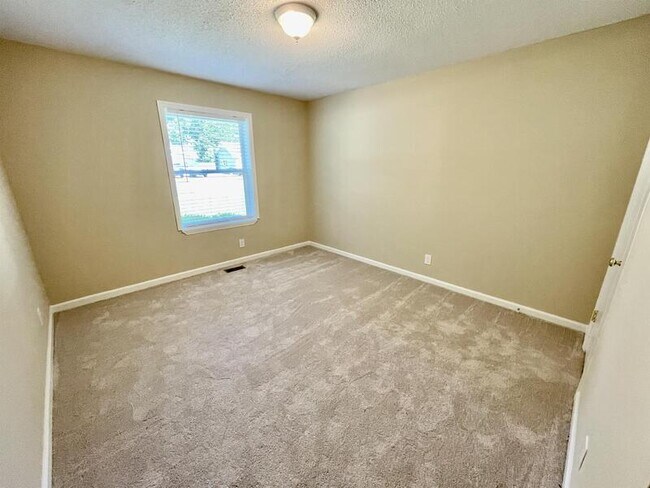 Building Photo - 13004 Astalot Dr SE