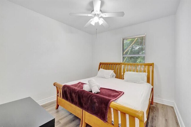 Building Photo - 1816 SW 21st St