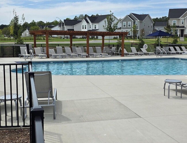 Building Photo - 3BR Like-New Townhome – GREAT PRICE - Community Pool/Playground