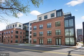 Building Photo - 811 S Columbus St