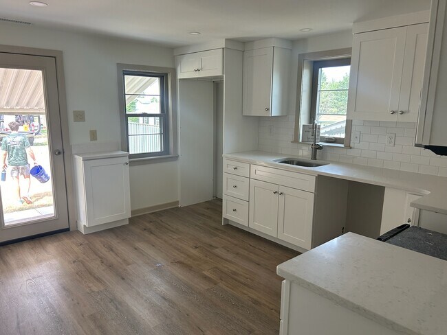 Building Photo - 124 Elm St