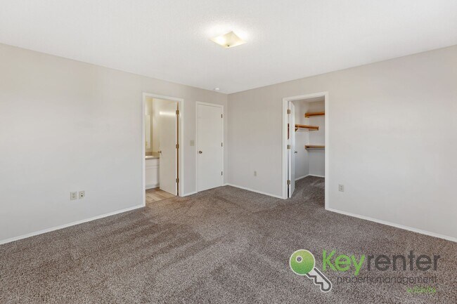 Building Photo - Beautiful 3 Bed 2.5 Bath townhome with easy commute anywhere in town!