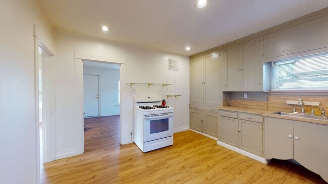Building Photo - Charming Two Bedroom In the Heart of Downtown Kent !