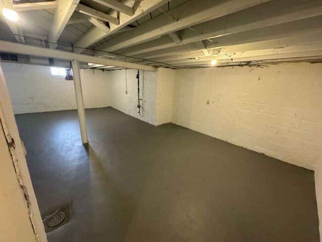 Building Photo - Roomy 4 Bed/1 Bath