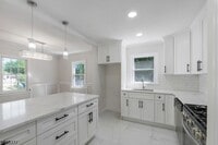 Building Photo - 33 Larchmont Rd