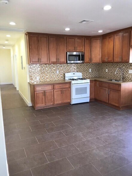 Building Photo - 2013 Toberman St