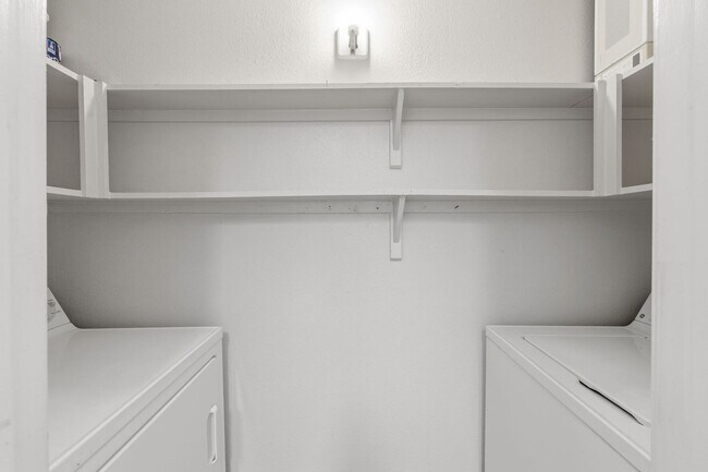 Building Photo - Amazing 1 bedroom, 1 bathroom Condo in Montevista!