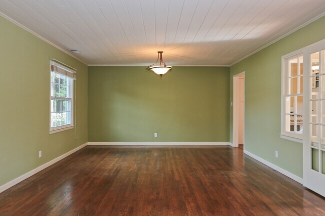 Building Photo - Charming 1 Bed 1 Bath Los Altos Cottage on...