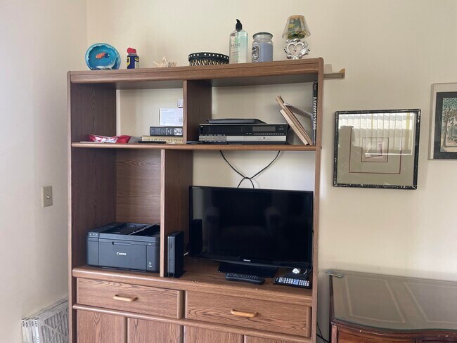 Building Photo - 705 Normandy Ln