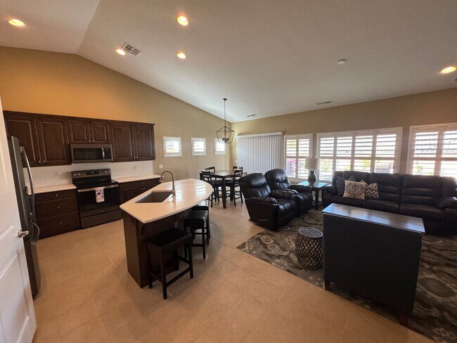 Building Photo - Beautiful 2 Bed / 2 Bath Home in Sun River 55+ Community!!