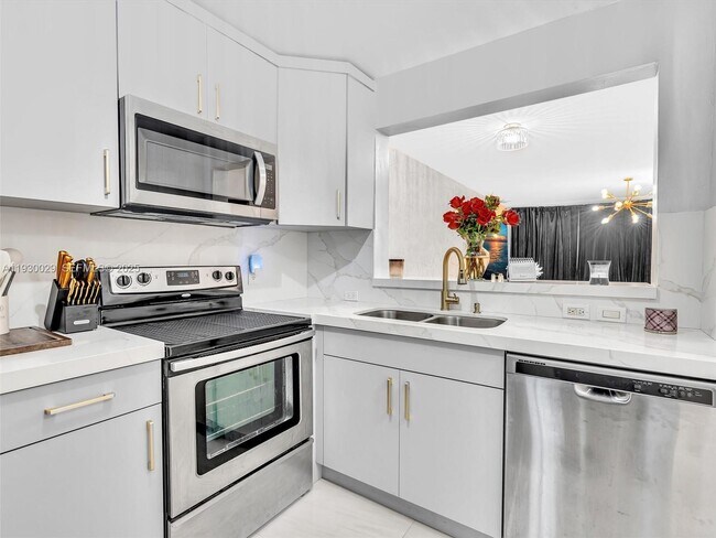 Building Photo - 6747 Sienna Club Dr