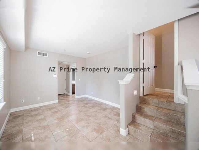 Building Photo - 563 W 6th St