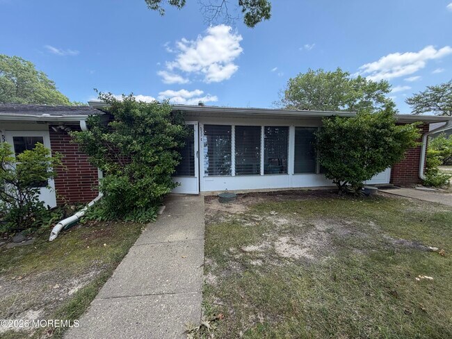 Building Photo - 533E Dartmoor Ct