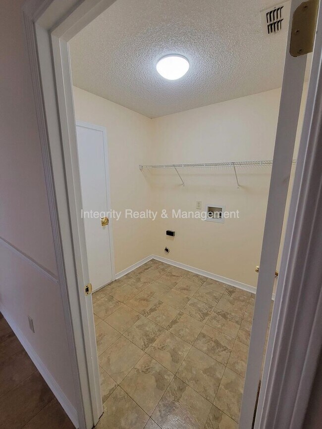 Building Photo - 7519 Allspice Cir N