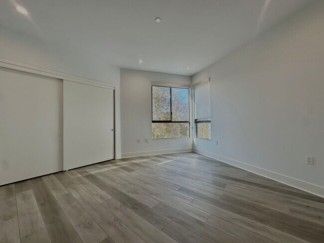 Building Photo - 5953 Saturn St