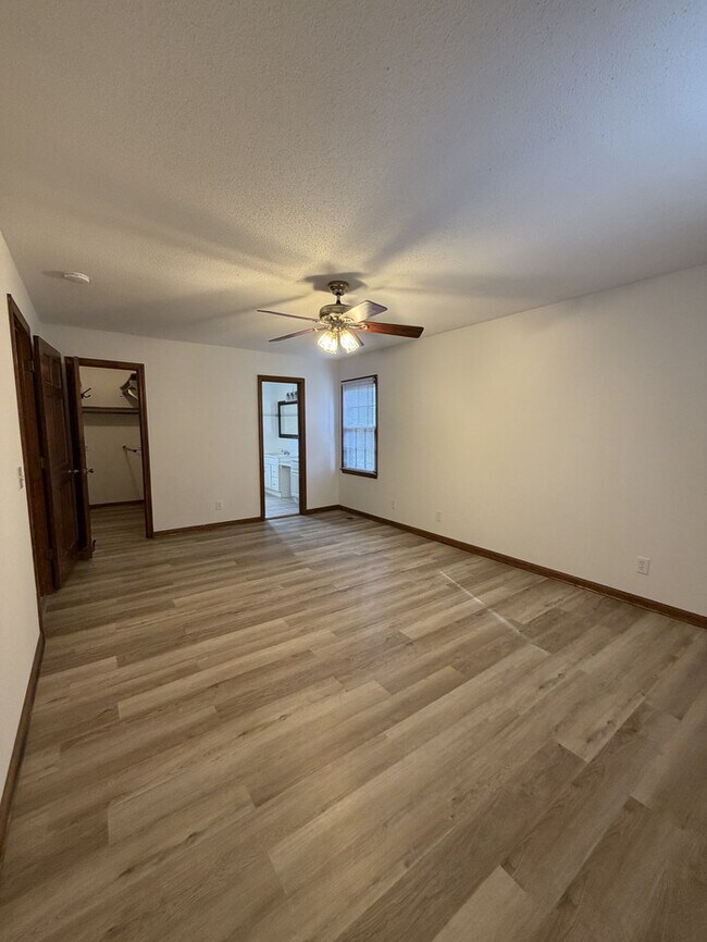 Building Photo - 144 Fern Forest Dr