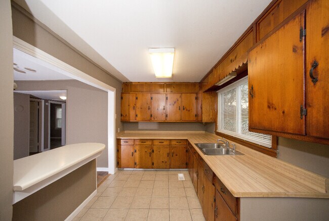 Building Photo - Coming Soon-1/3/2026-Charming 3 Bedroom Home **MOVE IN SPECIAL**