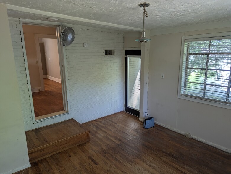 Building Photo - 1085 Bellevue Dr NE