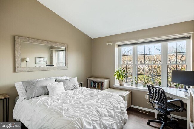 Building Photo - 44 Burgundy Dr