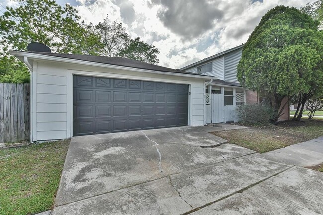 Building Photo - 7003 Huntbrook Dr