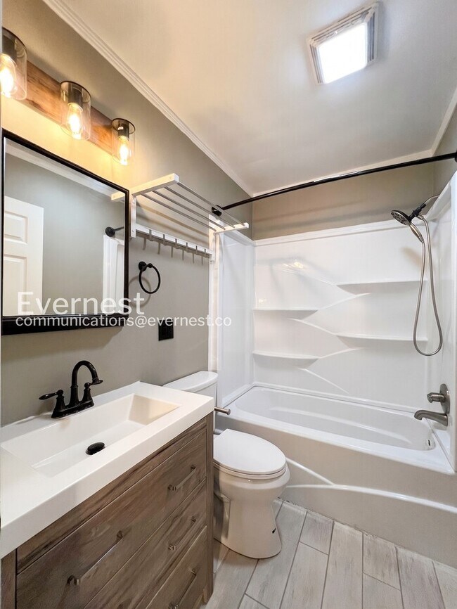 Building Photo - 5 Bed/4 Bath Home with Fenced Yard / Available Now!