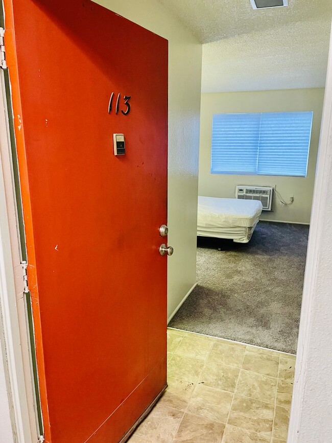 Building Photo - Studio Apartment on Las Vegas Strip - Clos...