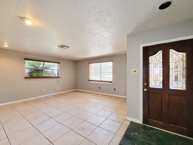 Building Photo - 1703 Raintree Dr