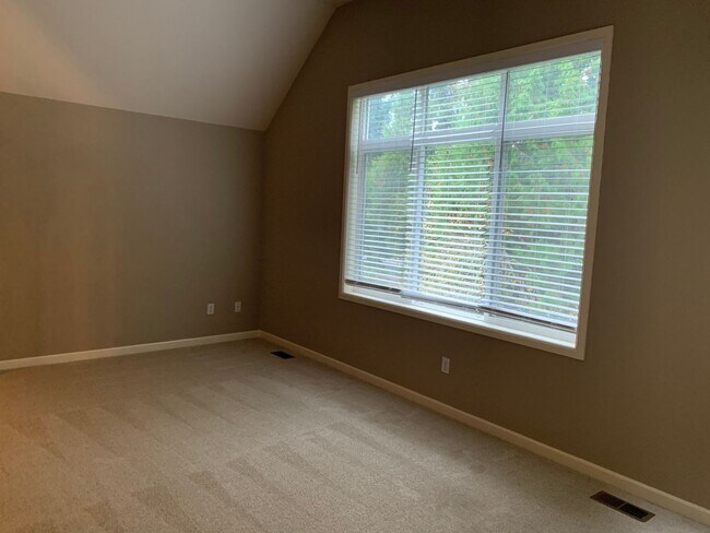 Building Photo - Location location 4 bedroom, 2.5 bath in t...