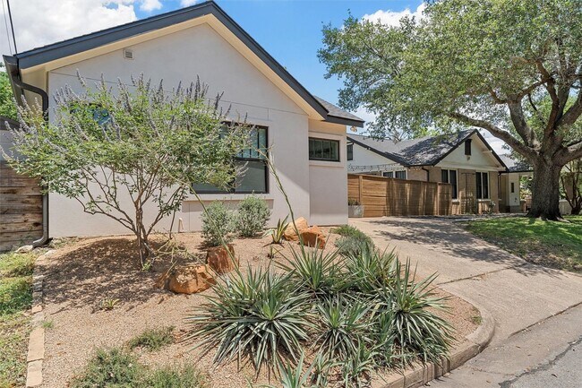 Building Photo - 3 Bedroom 2.5 Bathroom Home w/ 1 Bedroom 1 Bathroom Guest House & Pool!!
