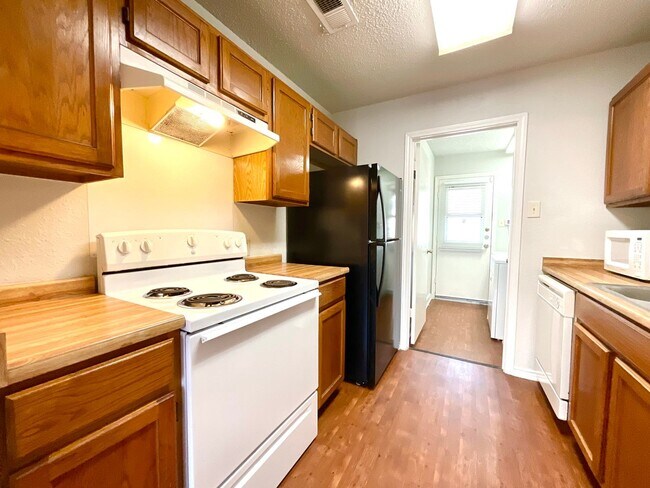 Building Photo - **MOVE IN SPECIAL!!** Spacious 2 Bedroom / 2 Bath Unit!