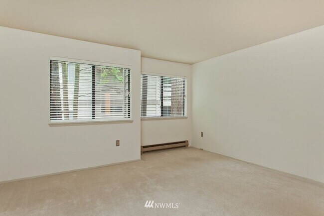 Building Photo - LOCATION, LOCATION, LOCATION wonderful 2 bedroom in the Carlyle.