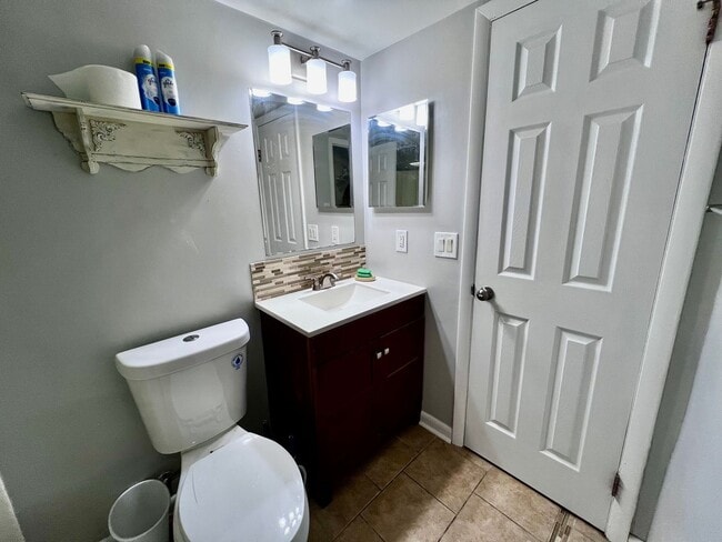 Building Photo - OPEN HOUSE SATURDAY THE 20TH 10AM-12PM! AMAZING 2 BED / 2 BATH CONDO – ONLY 8 BLOCKS FROM THE BEACH!