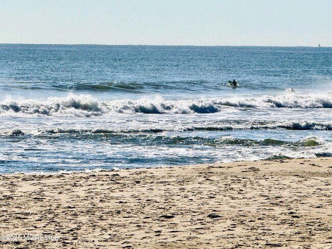 Building Photo - 2 Main St