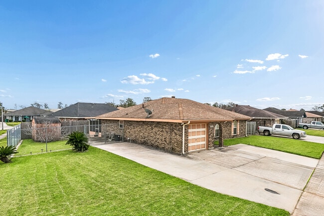 Building Photo - 1501 Somerset Pl