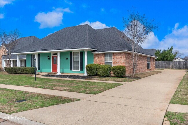 Building Photo - "Charming 3-Bed Sanctuary with Granite Countertops & Cozy Fireplace on Colonial Drive!"