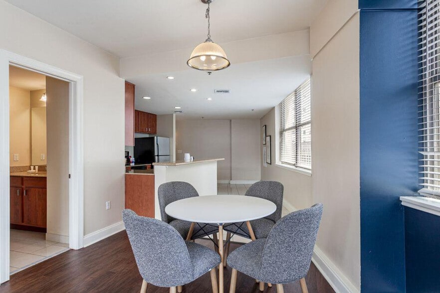 Building Photo - 925 Common St