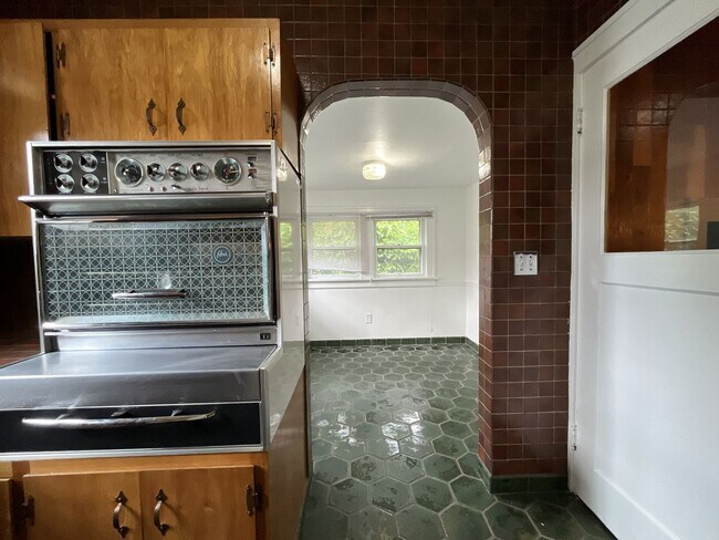 Building Photo - Character-Filled 2-Bedroom Home with Vintage Charm & Bright Living Spaces