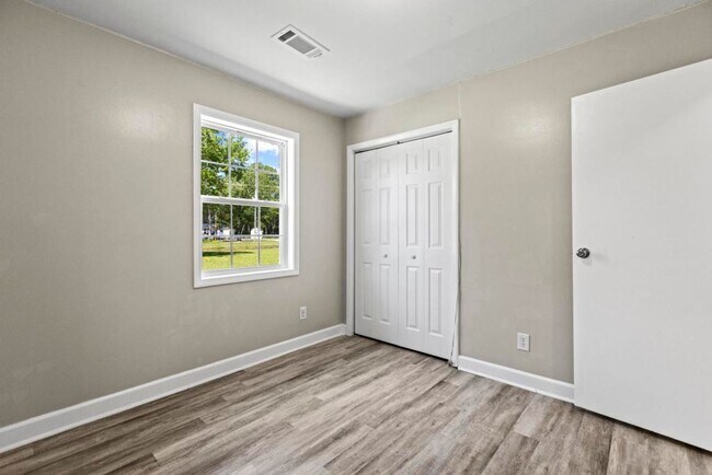 Building Photo - Charming Country Home on 1+ Acres